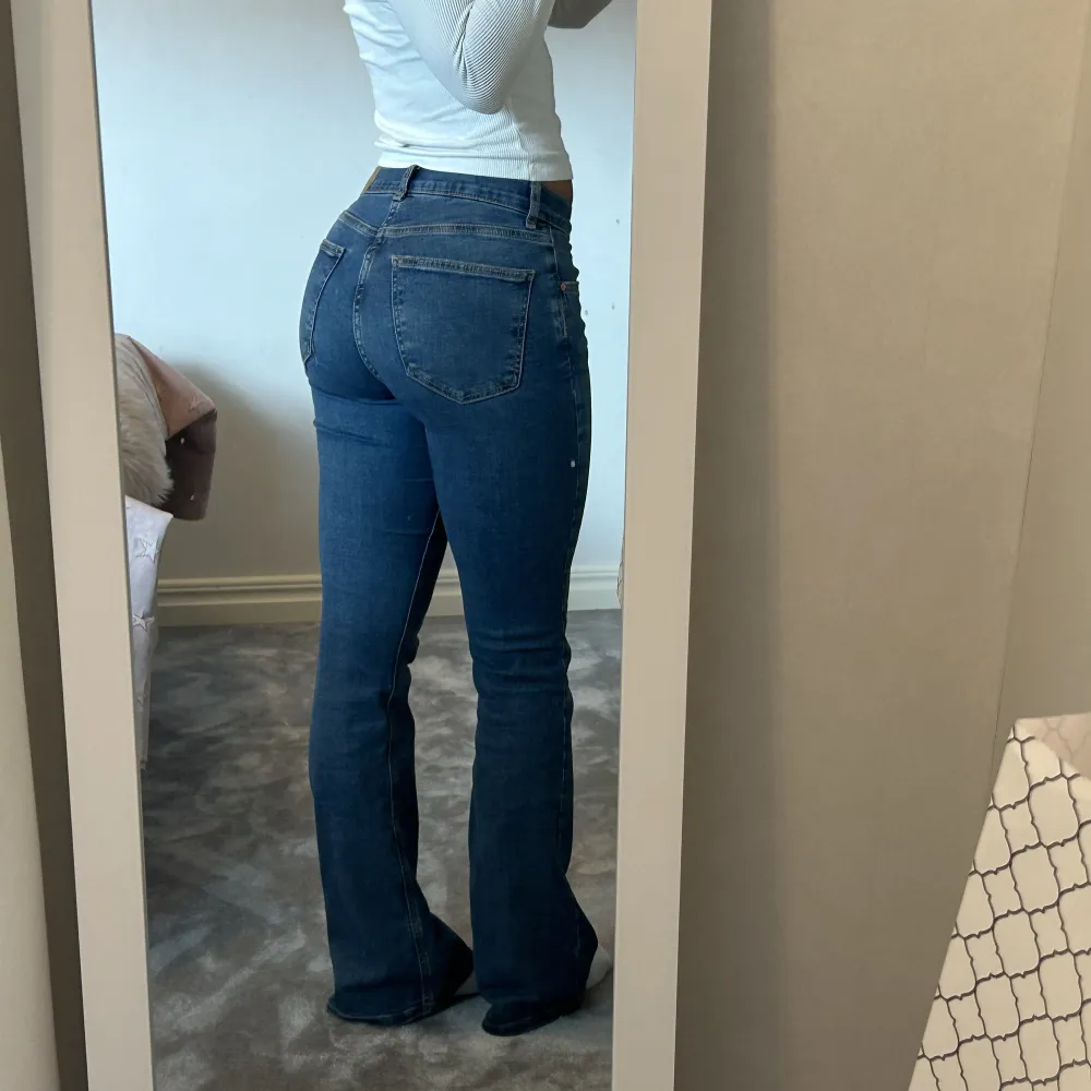 Superfina lågmidjade bootcut jeans från Gina tricot!🌺Storlek 36 (har en liten slitning längst ner se sista bilden, annars superskick) Jag är 165cm.. Jeans & Byxor.