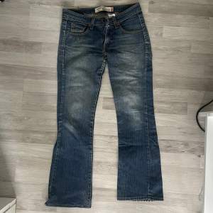Säljer dessa ”superlow boot cut” jeans från Levi’s. Det förekommer hål i skrevet på byxorna, därför säljer jag de för endast 100kr. De är köpta second hand och är i modellen 518. Jag kan inte hitta storleken men skulle gissa på W26 & L29? 