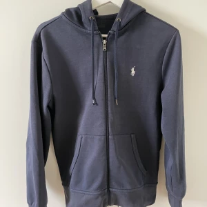 Polo R.L zip hoodie - Fin Polo R.L zip hoodie. Ena metallbiten saknas på ena snöret.