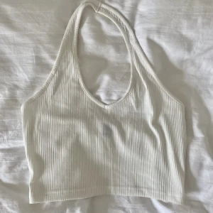 Halterneck topp - Söt halterneck topp i vitt, använt mycket men inga större tecken på användning!! Lite genomskinlig 