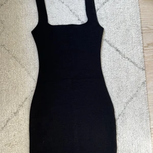 Zaraklänning - Denna supersnygga klänning från zara. Den är aldrig använd.