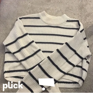 Randig stickad tröja - Använder inte