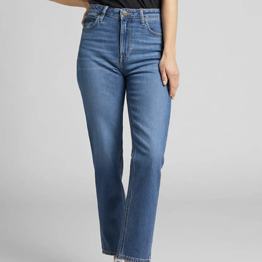Supersnygga jeans från Lee i modellen Carol. Helt oanvända med alla lappar kvar. Storlek 32/33. Jeans & Byxor.