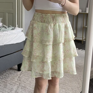 Blommig volangkjol - Blommig volangkjol från ginatricot i strl 36. Kjolen är ljusgrön o rosa, supersöt nu till sommaren 🩷 Skriv om du har någon fråga eller önskar fler bilder 💖