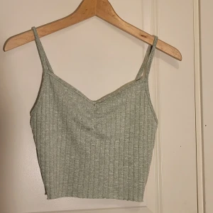 Grönt sommar linne - Ljus/pastel grönt kortare linne från monki, knappt använd. Storlek S