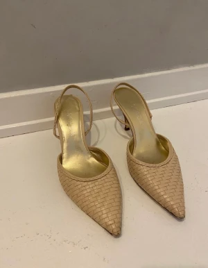 Escada klackar - Magiska klackar från escada  Skadade på klacken annars super fina  Matilda Djerf style 