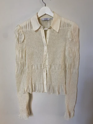 Blus  - Blus från and other stories  Mycket fint skick  Smiter åt fint i midjan 