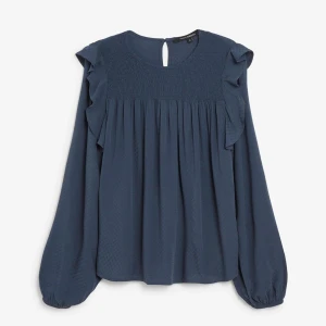 mörkblå blus  - en super fin blus från Kappahl!! endast använd 1-2 gånger, nypris 400 men säljer för 300, ifall fler intresserade kan det eventuellt bli budgivning 💘