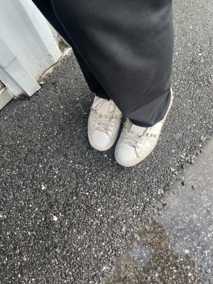 Valentino skor - Valentino skor köpt för 6000 som är ett år gammal skicket är helt ok man ser defekterna på bilden 