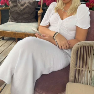 Vit klänning - Superelegant klänning i storlek S, användt endast 1 gång. För fler frågor så är det bara att skriva! Köparen står alltid för frakten🩷