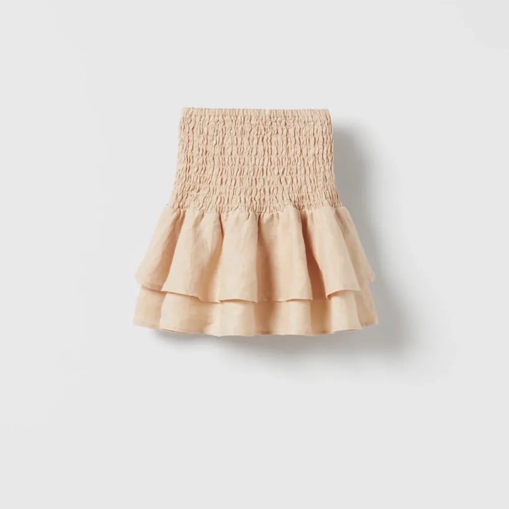 Aldrig använd kjol från zara. Den är från barnavdelning och är en kort modell. . Kjolar.
