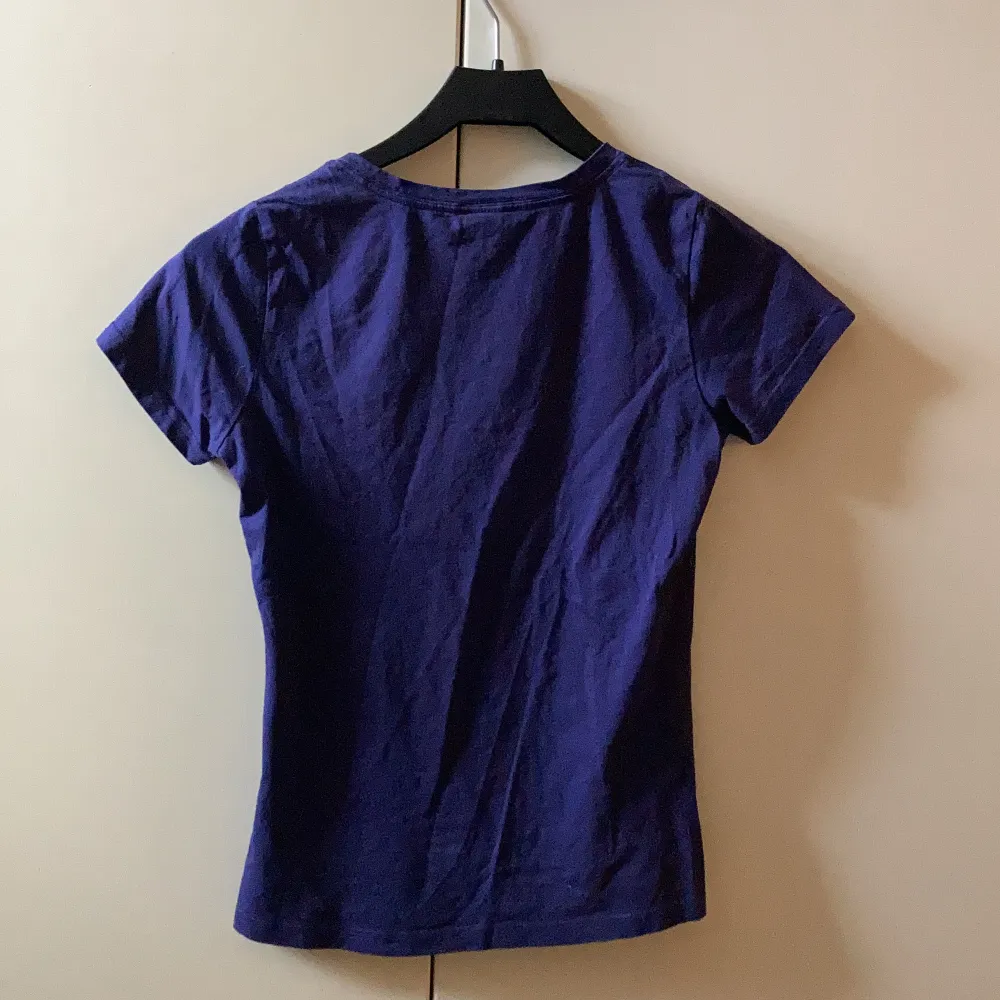 Säljer denna snygga, mörklila puma tröjan pga att den aldrig kom till användning. Använt runt 1-2 ggr, är i bra skick! . T-shirts.
