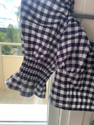 Topp - Rutig topp med puffar armar 