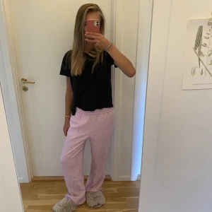 tunna kostymbyxor  - så härliga och sköna byxor från hm! super söt färg💞 de är lite använda men inget tecken på slitage. 