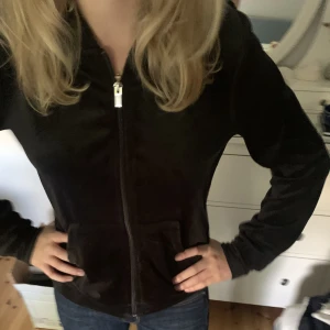 Svart munkjacka från Gina Tricot - Svart munkjacka från Gina Tricot som jag aldrig använt! Skriv för fler bilder eller frågor🙌💗