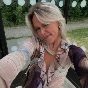 vintage blus - en så himla fin blus som jag köpt på en vintage butik i köpenhamn! endast använd en gång men har inga defekter, fläckar eller liknande, precis som ny!