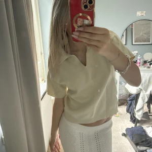 Tröja från &otherstories - Super fin. Knappt använd tröja från &otherstories. Lite nopprig från tvätten men jag tar självklart bort allt det innan den postas. Nypris 590kr