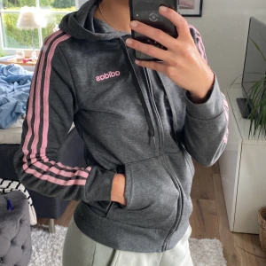 Adidas kofta - Adidas kofta med rosa ränder, med luva. Knappt använd