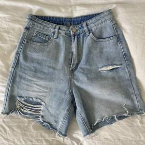 Snygga jeansshorts, använda enstaka gånger. Kan köpas tillsammans med linneshortsen (se min Plick) för paketpris!