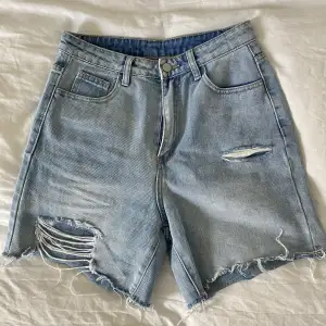 Snygga jeansshorts, använda enstaka gånger. Kan köpas tillsammans med linneshortsen (se min Plick) för paketpris!