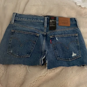 Levis kjol - Säljer den här levis jeanskjolen i storlek 27❤️så snygg och har bara använt den en gång💕💕💕