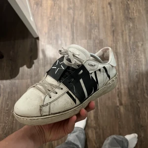 Valentino  - Säljer dessa, snabb deal uppskattas