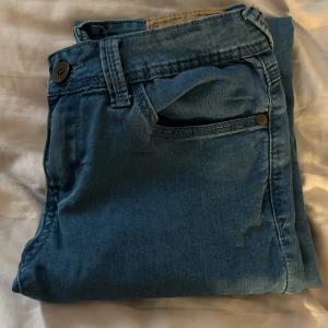 Denim Jeans  - Skinny jeans, väldigt sköna. De är mid waist jeans.  Passform: skinny fit 
