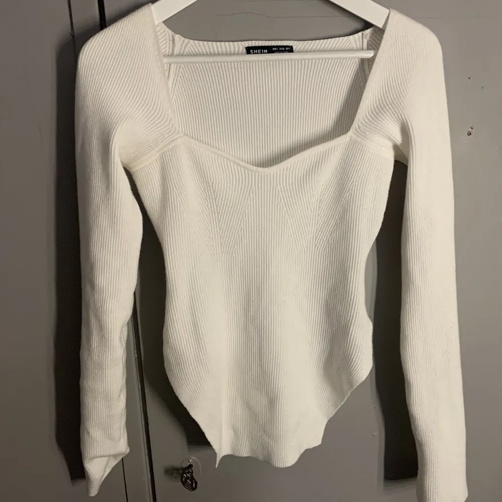 Vita tröja med slits på sidorna🙌🏻 Använd några gånger men ser ny ut. Storlek S men lite liten i storlek✨  Säljer för 100kr+ frakt!!. Toppar.