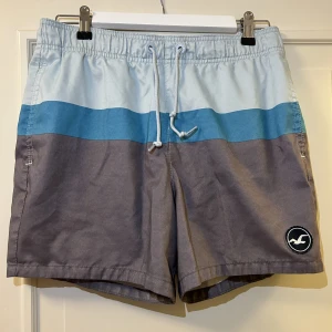 Hollister badbyxor, blågrårandiga - Badbyxor från Hollister i bra skick. Storlek S. 