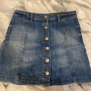 Jeans kjol - Aldrig använd! Säljer för den var för stor för mig. Kan gå ner i pris om någon vill köpa