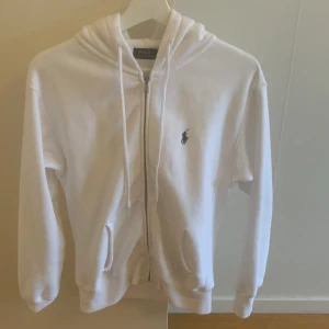 Polo jacka (vit) - I ny skick, köptes för 1500kr. Av bomull, kan skicka fler bilder privat. 