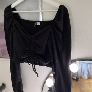 Långärmad tröja - Säljer denna jätte fina tröja från H&M. Aldrig använd, har ett knyte på magen. Storlek S.