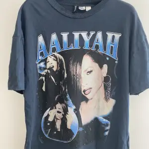 Blå Aaliyah t shorts från h&m divided inte så mkt använd, säljer pgr av att jag inte använder den så mycket 