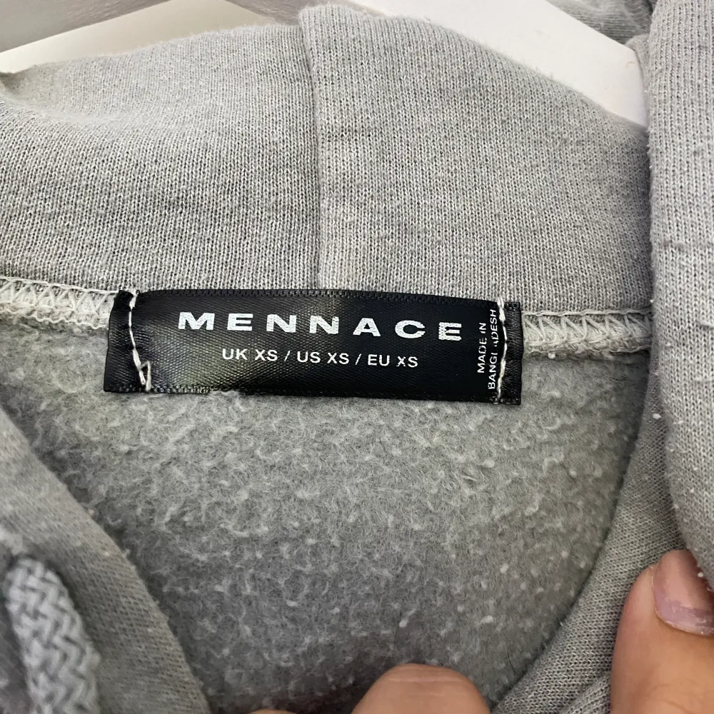 Grå hoodie från märket Mennace, köpt på Asos för 450kr🤍 storlek xs, sparsamt använd så bra skick. Hoodies.