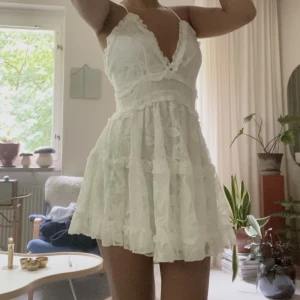 Vit klänning - Drömklänningen i storlek xs aldrig använd med prislapp kvar! Flera lager av tyg så är inte genomskinlig och sitter som en smäck Nypris ca 1000kr