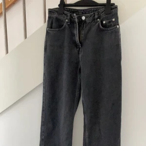 Svarta Mid/High Jeans - Jättefina svarta jeans, använd fåtal gånger. Bra skick❤️