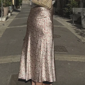 Midikjol  - Säljer denna fina blommiga midikjol från NAKD. Använt två gånger. Fråga för fler bilder.