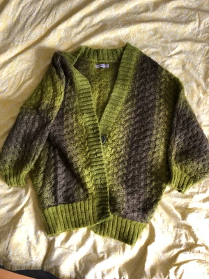 Vintage kofta  - Otrolig vintage grönbrun stickad kofta. Köpt på sellpy för ett bra tag sedan där det stod att den var handgjord. Kommer inte till använd av mig men i väldigt fint skick helt utan noppror. Köparen står för frakten! Något oversized i modellen. 