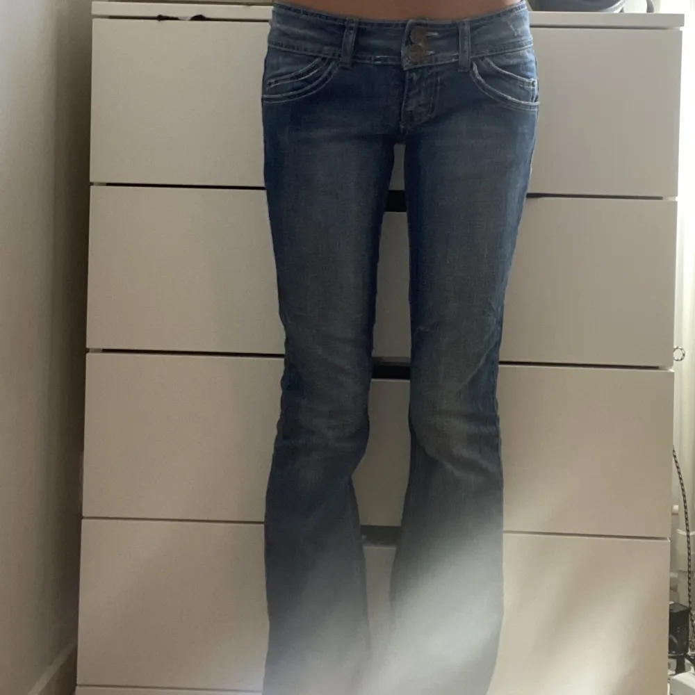 Jag säljer mina superfina jeans från Bershka. Dem är dem är lite tajta vid låren och så har dem lite slitningar längst ner på jeansen, men det är inget man tänker på. Jag är typ 1,70 och dem är bra i längden men dem passar säkert om man är lite kortare. . Jeans & Byxor.