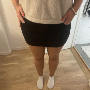 Jeanskjol  - Så fin svart jeanskjol. Storlek 38 men passar en 36💞