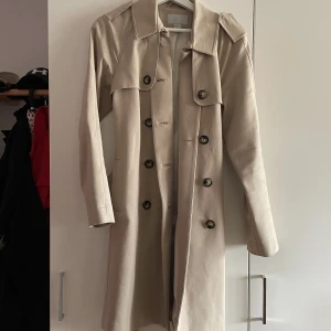 Trenchcoat  - Beige trenchcoat från HM i fint skick. Något tjockare material som skyddar en del mot vind, men inte tjock som en vinterkappa ✨
