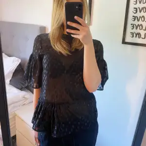 Genomskinlig topp från hm i storlek 36, kommer tyvärr inte till användning. Inga defekter 💓