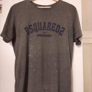 Dsquared2 t shirt - Storlek M Är i bra skick Och slänger den billgigt