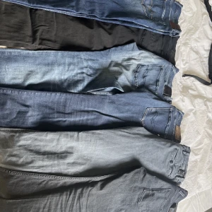 Replay jeans - 6 st fina replay jeans st 34 allihopa modell hyperflex anbass skriv för mer info säljer alla för 300kr st du kan få ett riktigt bra paketpris om du köper alla (blåa längst till vänster sålda) 
