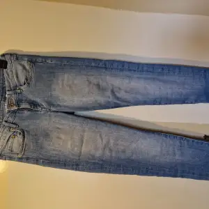 Jeans i super-skinny-modell. Low waist. Uppsydda ca 2 cm.