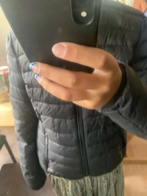 moncler jacka  - Säljer & byter denna fina jackan från moncler ❤️ e värd över 5000 och är även en gammal modell då man inte kan köpa den ❤️❤️🥰