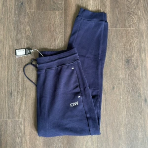 Mjukisbyxor  - Helt nya och oanvända mjukisbyxor med prislapp på.   Rensar ur min garderob från en hel del oanvända kläder🌼 Kika och se om du ser något mer i min profil som du gillar så skickar jag med det till dig också!😊 Fler kläder kommer! 