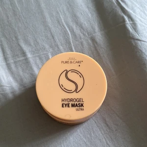 Eye patches  - Eye patches med C vitamin, när jag köpte dom var det 30 par nu är det kanske 20-25 par, fräscha eftersom det följer med en liten spatel