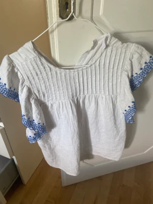 Blus  - Så fin  blå vit blus -topp? Köpt från mango och köpte för 300kr i  USA!Kontakta för bilder + info! 