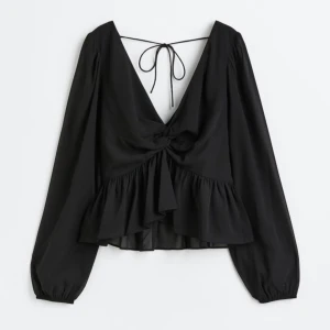 Svart Blus-H&M - Säljer nu denna otroliga volangblus från H&M då den är för liten för mig🤍Blusen är enbart använd en gång och är i supergott skick🤍Vid frågor är det bara att skriva🤍